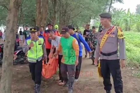 Tim relawan gabungan saat membawa jenazah korban arus Pantai Indah Kemangi, Minggu (16/11/2025). Foto: Yoedhi/Lingkar.co