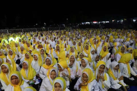 SHOLAWAT. Ribuan orang dari berbagai kalangan saat hadir di acara Golkar Jateng Bersholawat di Purworejo.