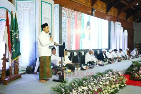 Wakil Gubernur Jateng, Taj Yasin Maimoen saat menghadiri Silaturahmi Mursyid, Manaqib Kubro, Istighosah dan Pengajian Akbarr Idaroh Wustho Jateng & DIY, di Pondok Pesantren Roudlotul Mubtadiin Balekambang, Jepara, Sabtu (22/11/2025). Foto: dokumentasi