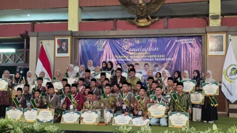 Kafilah Kota Semarang berfoto bersama usai terima tropi dan piagam penghargaan