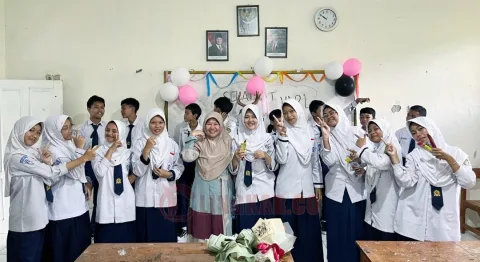 Para orang tua murid dan guru SMP Muhammadiyah 4 Kendal berfoto bersama seusai kegiatan 'Orang Tua Mengajar' Selasa (25/11/2025). Foto: dokumentasi
