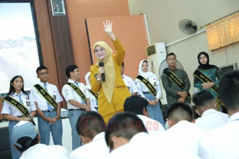 Ketua BKOW Jateng, Nawal Arafah Yasin saat membuka kegiatan Penguatan Kapasitas HAM bagi Pelajar SMAN 2 Semarang, Selasa (25/11/2025). Foto: dokumentasi
