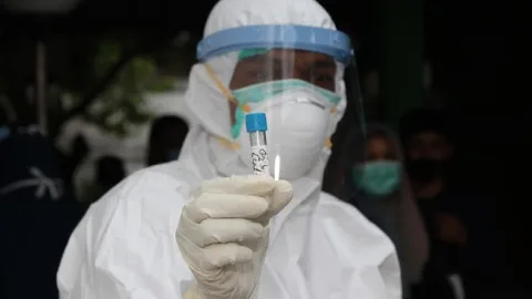 JADI SYARAT: Petugas medis memperlihatkan sampel tes usap (swab test) Covid-19 di Semarang belum lama ini. (ANTARA/LINGKAR JATENG)