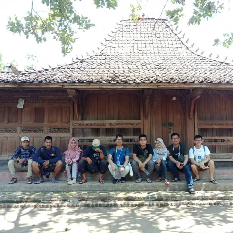UNIK: Peserta walking tour berfoto bersama di depan rumah adat Kota Kudus baru-baru ini. (NISA HAFIZHOTUS SYARIFA/LINGKAR JATENG)