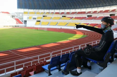 MEGAH: Gubernur Jawa Tengah Ganjar Pranowo saat mengecek progres pembangunan komplek Stadion Jatidiri, Kota Semarang. (ANTARA/LINGKAR JATENG)