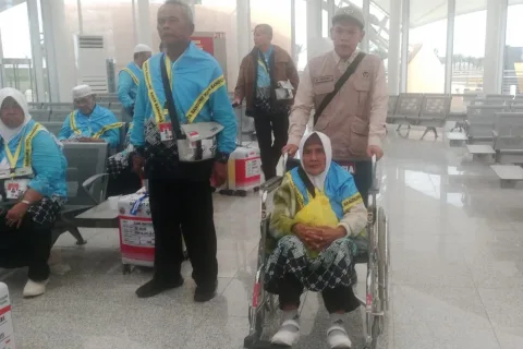 Emen Endjum (didorong oleh petugas) saat tiba Bandar Udara Internasional Pangeran Mohammad bin Abdul Aziz Madinah, Kamis (23/4/2026) waktu setempat. Foto: istimewa