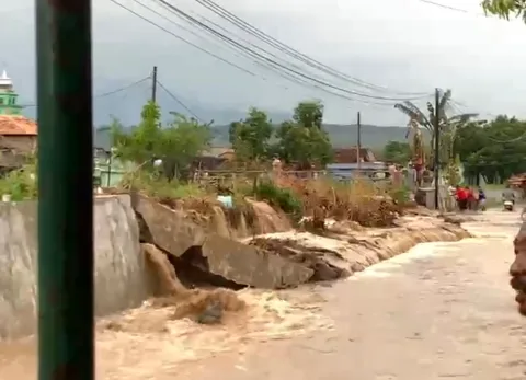 Tanggil Sungai Plumbon jebol di wilayah Pemukiman Mangkang Kulon. (dok Istimewa)