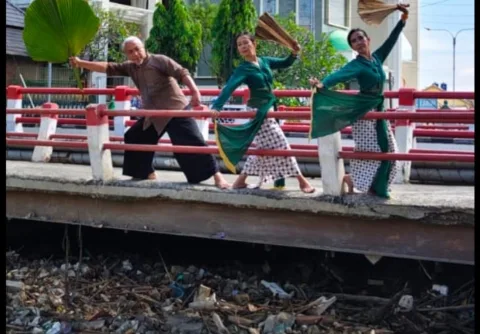 Seniman tari kabupaten Kendal saat menari di atas jembatan sungai yang dipenuhi tumpukan sampah. Foto: istimewa