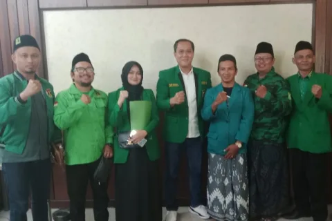 Unsur DPW PPP Jawa Tengah, Abdul Afif Efendi berfoto bersama tim formatur DPC PPP Kota Semarang. Foto: istimewa