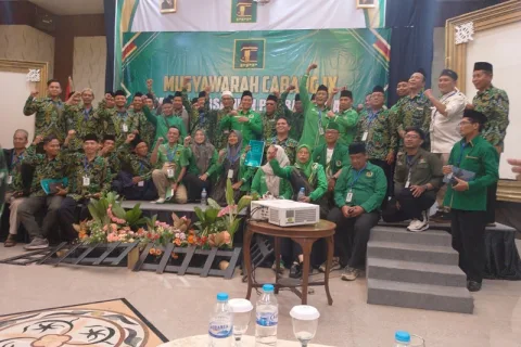 Mantan pengurus DPC PPP Kabupaten Kendal beserta seluruh badan otonom PPP berfoto bersama seusai Muscab IX di hotel Pandanaran Semarang, Sabtu (2/5/2026). Foto: Rifqi/Lingkar.co