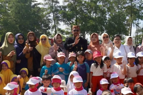 Hardiknas 2026, Pemkab Sukabumi Salurkan Beasiswa Pendidikan Bagi Penghafal Al-Qur'an