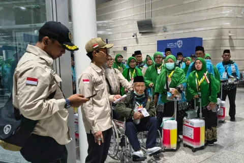 Petugas Haji saat memberikan pengarahan kepada jemaah haji di bandara Madinah. Foto: dokumentasi/istimewa