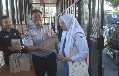 Trans Semarang bagikan Susu Gratis dan Tarif Rp1.000 untuk Buruh dalam momentum HJKS ke-479. (dok Istimewa)