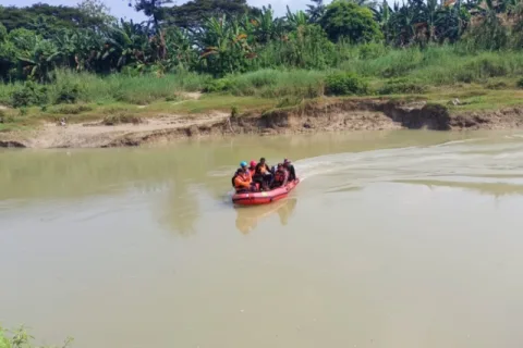 Tim SAR gabungan saat melakukan pencarian korban di sungai Lusi dengan perahu karet. Foto: istimewa