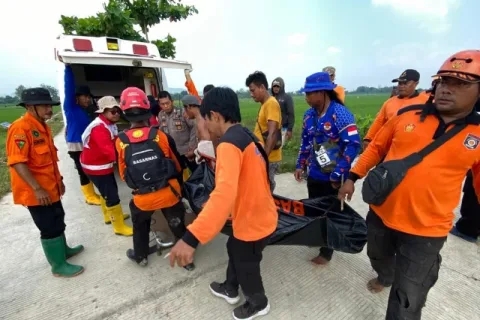 Tim SAR gabungan saat membawa korban dalam kantung jenazah. Foto: istimewa