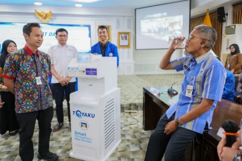 Sekda Jateng, Sumarno saat mencoba air minum dari ToyaKU. Foto: dokumentasi