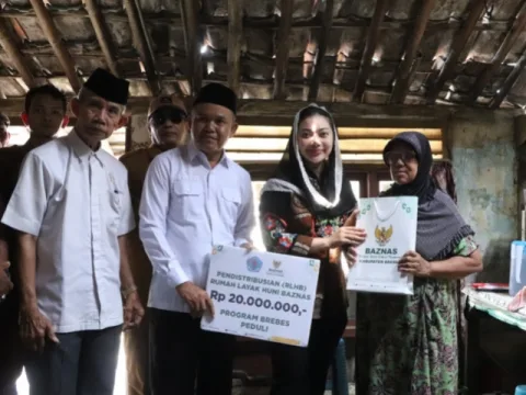 Bupati Brebes Paramitha Widya Kusuma saat menyerahkan bantuan program rehabilitasi RTLH bagi warga RT 02 RW 19 Kelurahan Brebes, Jawa Tengah, Selasa (5/5/2026). Foto: dokumentasi