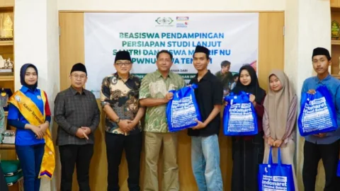Senior Manager Marcomm Indomaret, Bambang Trijanto didampingi oleh Ketua PWNU Jateng KH Abdul Ghaffar Rozin menyerahkan bantuan beasiswa pendidikan secara simbolis di kantor PWNU Jateng. Foto: dokumentasi