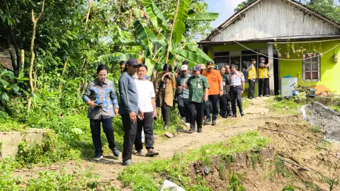 Wali Kota Semarang, Agustina Wilujeng Pramestuti saat meninjau longsor di Wilayah Kalialang. (dok Alan Henry)