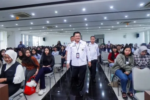 Wali Kota Salatiga Robby Hernawan saat menghadiri Workshop Jambore Pemuda, Pelatihan Tata Kelola Koperasi Kelurahan Merah Putih (KKMP), dan Launching Program Inovasi Daerah pada Senin (06/05/2026) di Ruang Kaloka Lantai 4 Gedung Setda Kota Salatiga. Foto: dokumentasi