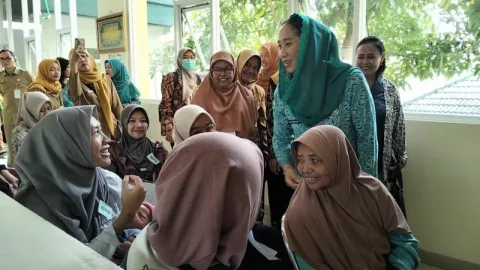 Dirut RS Aisyiyah Muntilan, Dwi Ambarwati menyapa warga yang mengikuti program pelayanan KB gratis dan edukasi kesehatan reproduksi. Foto: dokumentasi