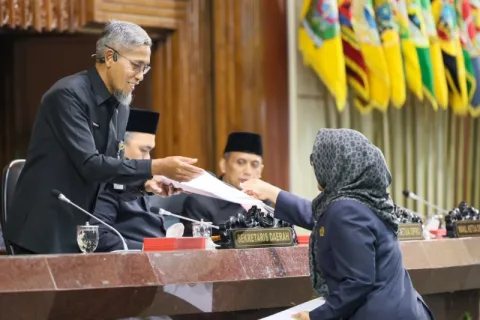 Sekda Jateng Sumarno saat menghadiri Rapat Paripurna DPRD Jateng, di Gedung Berlian Semarang pada Rabu (6/5/2026), mewakili Gubernur Jateng Ahmad Luthfi dan wagub Taj Yasin.