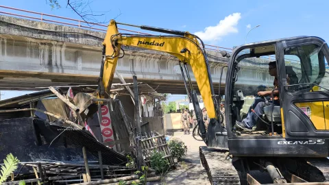 Penertiban bangunan liar di Bawah Fly Over Yos Sudarso. (dok Alan Henry)