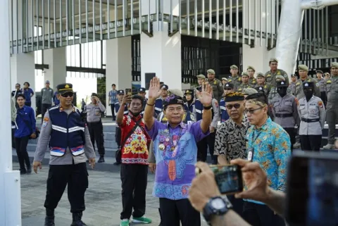Gubernur Kaltara Zainal A. Paliwang saat turun menemui demonstran Gasbul. Foto: dokumentasi