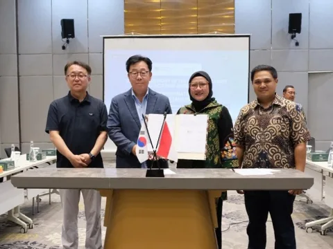 Direktur Pemasaran dan Pengembangan KEK Industropolis Batang, Indri Septa Respati dan Direktur Utama PT Simone Batang Indonesia, Kim Jung Shik menunjukkan Perjanjian Pemanfaatan Tanah Industri (PPTI) yang telah resmi mereka tandatangani. Foto: dokumentasi
