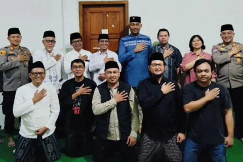 Pengurus FKUB dan Polres Kendal berfoto bersama seusai diskusi atau Ngopi Bareng. Foto: dokumentasi