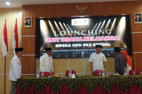 Bipeka PKS Kabupaten Kendal bersama anggota DPR RI, Muhammad Haris melakukan peluncuran UUK di gedung PGRI Kendal. Foto: dokumentasi