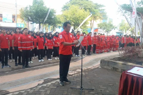 Para anggota baru KSR PMI unit se-Kota Semarang saat membaca naskah janji di depan kantor markas PMI Kota Semarang. Foto: Rifqi/Lingkar.co