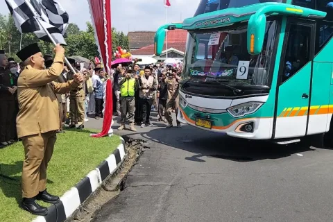Plh. Sekda Kabupaten Magelang, David Rudiyanto saat pelepasan jemaah haji menuju asrama haji. Foto: dokumentasi