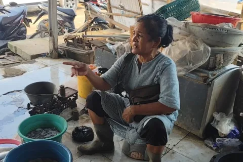 Musyaroh saat menjaga lapaknya di Tempat Pelelangan Ikan (TPI) di Kelurahan Bandengan Kabupaten Kendal, Selasa (12/5/2026). Foto: Yoedhi/Lingkar.co