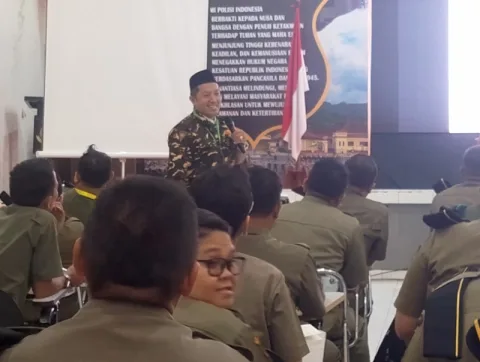 Ketua umum PP GP Ansor Adin Jauharuddin saat menamparku materi dalam Susbanpim. Foto; Rifqi/Lingkar.co