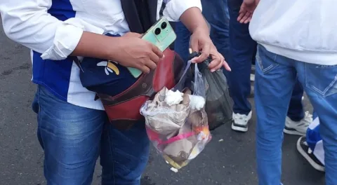 Salah satu buruh yang tidak meninggalkan sampah saat mengikuti penyampaian aspirasi May Day di Semarang. (dok Pemkot Semarang)