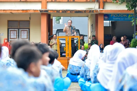 Wakil Wali Kota Semarang, Iswar Aminuddin saat menghadiri kegiatan Satpol PP Goes to School dalam rangka Sosialisasi Kawasan Tanpa Rokok (KTR) di SMP Negeri 11 Semarang. (dok Pemkot Semarang)