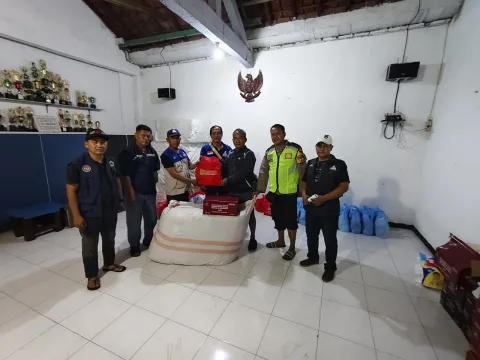 Pemerintah Kota Semarang salurkan kebutuhan dsar bagi waga terdampak banjir di wilayah Kecamatan Ngaliyan dan Tugu. (dok Pemkot Semarang)