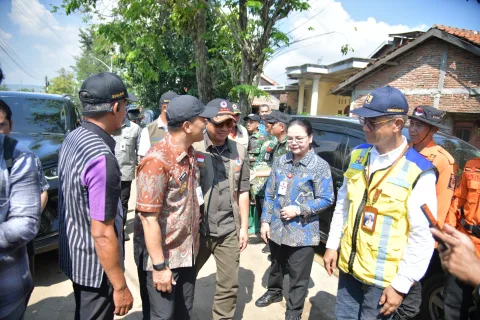 Kepala BNPB, Suharyanto bersama Wali Kota Semarang, Agustina Wilujeng Pramestuti meninjau lokasi banjir di Wilayah Mangkang Kulon. (dok Pemkot Semarang)
