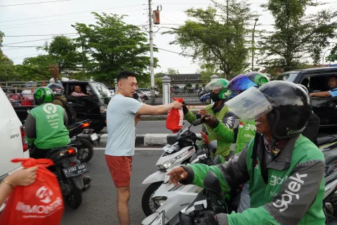 Program Immoderma Care Movement bagikan 100 paket sembako kepada Ojol di Semarang. (dok Immoderma)