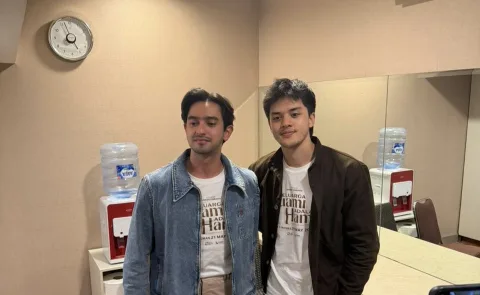 Dua aktor Omar Daniel dan Jeremie Moeremans mengungkap beragam makna di balik film Keluarga Suami Adalah Hama. (dok Istimewa)