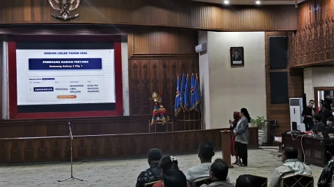 Walikota Semarang, Agustina Wilujeng Pramestuti didampingi oleh Kepala Bapenda Kota Semarang, Diah Supartiningtias lakukan pengundian dalam program Ijolke. (dok Alan Henry)