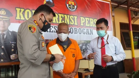 TUNJUKKAN: Kapolres Grobogan AKBP Jury Leonard Siahaan didampingi Kasat Narkoba AKP Ngadino, ketika menunjukkan tersangka dan barang bukti di Mapolres, Senin (21/12). (MUHAMAD ANSORI/LINGKAR JATENG)