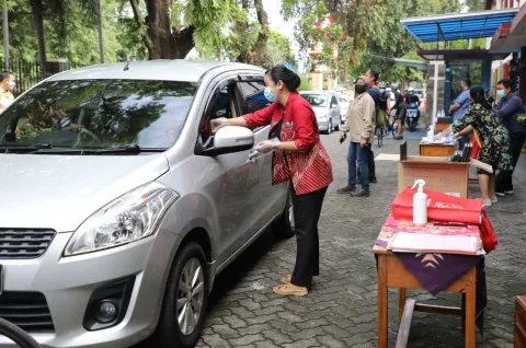 DRIVE THRU: Pengambilan Raport di SD-SMP PL Domenico Savio Semarang berjalan dengan lancar. (RISCA KRISDAYANTI/LINGKAR JATENG)