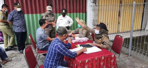 TURUN KE LAPANGAN: Ketua Komisi D DPRD Jateng Alwin Basri (paling kiri) saat memantau pelaksanaan operasi prokes Senin (21/12). (DOK LINGKAR.CO)