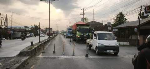 Mulai dilakukan pengecoran jalur Pantura Brangsong  macet