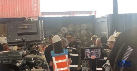 Menkeu Tinjau Langsung Penumpukan Ribuan Kontainer di Priok