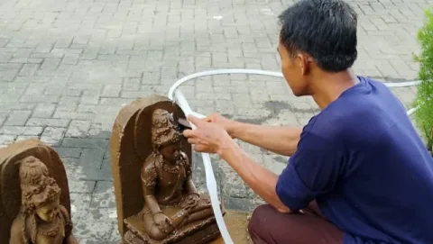 Arca Dewa Surya dan Benda Sakral Ditemukan di Candi Losari Magelang