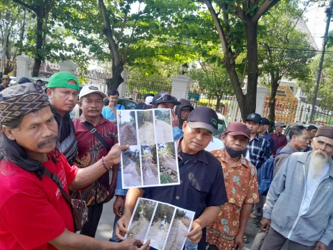 Puluhan Warga Tompegunung Datangi Pendopo Pati, Tuntut Perbaikan Jalan Rusak