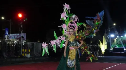 Panggung Catwalk Cilacap Night Carnival Sedot Masyarakat Penuhi Alun-alun